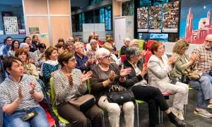 La sala plena escoltant Caye Gómez